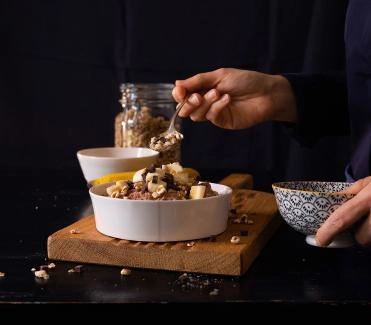 Dinkel-Porridge mit Banane und Schokolade